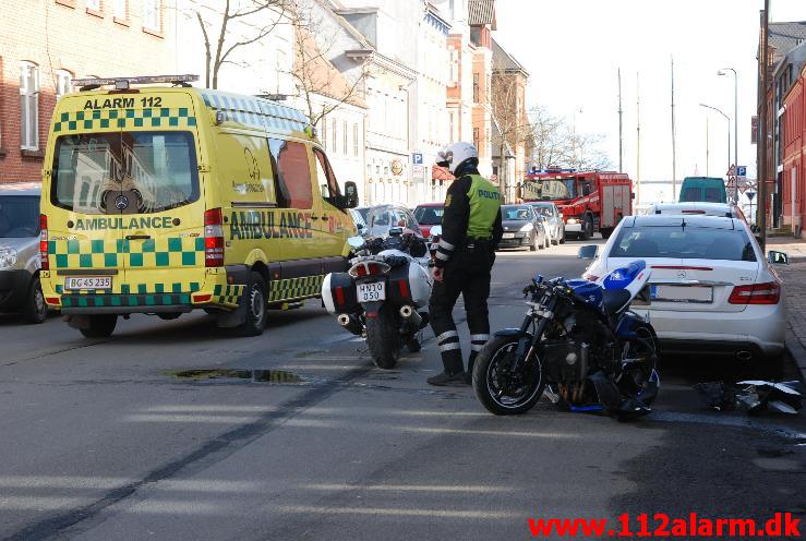Motorcykel måtte en tur i asfalten Havnegade 20 i Vejle. 03/03-2013. Kl. 13:37.