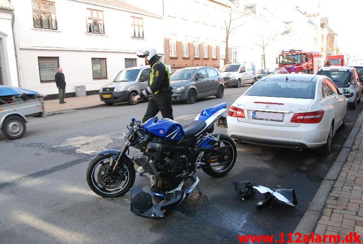 Motorcykel måtte en tur i asfalten Havnegade 20 i Vejle. 03/03-2013. Kl. 13:37.