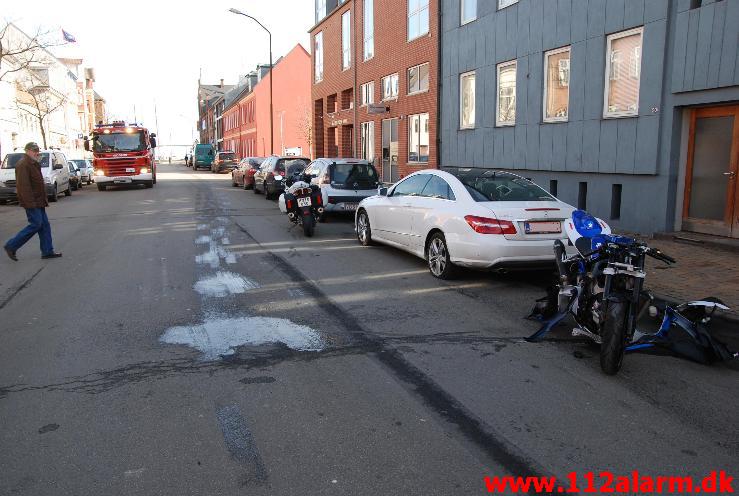 Motorcykel måtte en tur i asfalten Havnegade 20 i Vejle. 03/03-2013. Kl. 13:37.