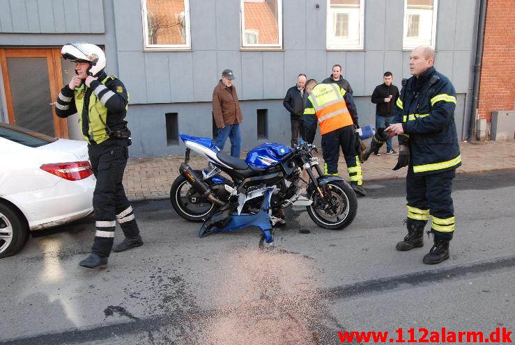 Motorcykel måtte en tur i asfalten Havnegade 20 i Vejle. 03/03-2013. Kl. 13:37.