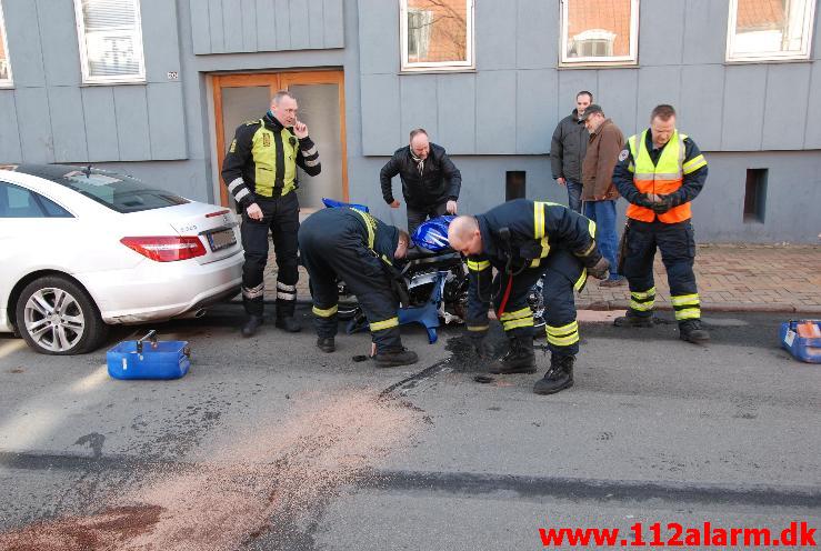 Motorcykel måtte en tur i asfalten Havnegade 20 i Vejle. 03/03-2013. Kl. 13:37.