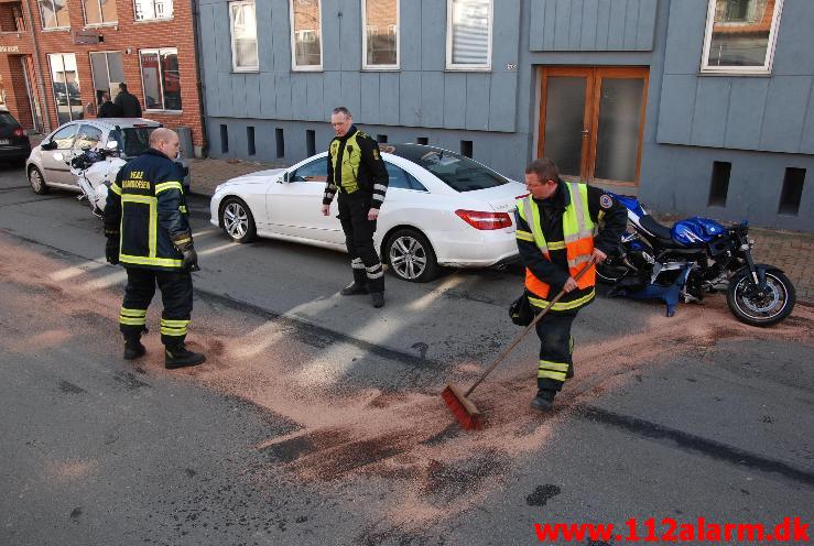 Motorcykel måtte en tur i asfalten Havnegade 20 i Vejle. 03/03-2013. Kl. 13:37.