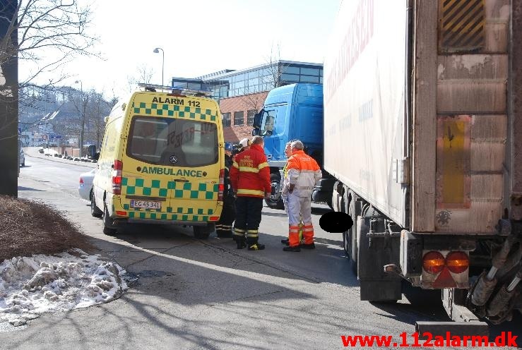 Dræbt under lastbilen. Enghavevej i Vejle. 15/03-2013. Kl. 11:27.