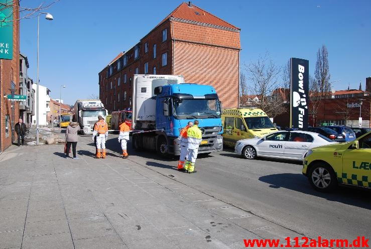 Dræbt under lastbilen. Enghavevej i Vejle. 15/03-2013. Kl. 11:27.