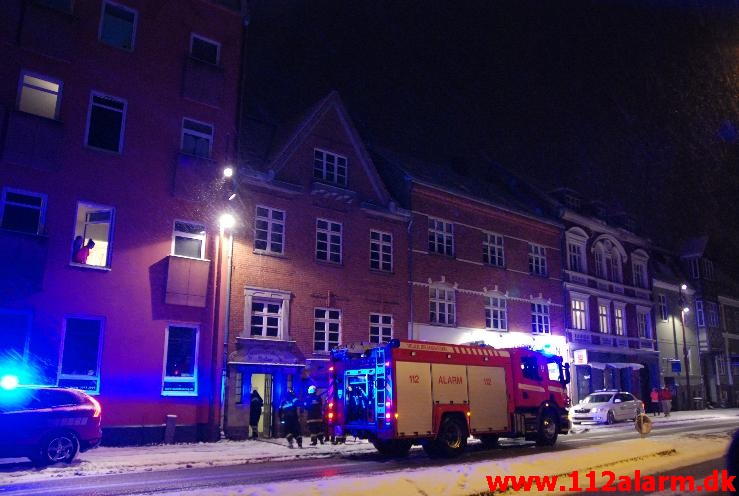 Rygning i sengen. Dæmningen 50 i Vejle. 21/03-2013. Kl. 23:38.