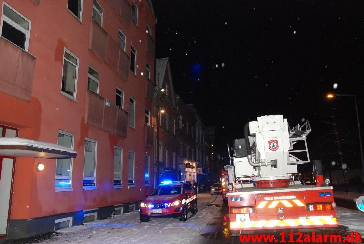 Rygning i sengen. Dæmningen 50 i Vejle. 21/03-2013. Kl. 23:38.