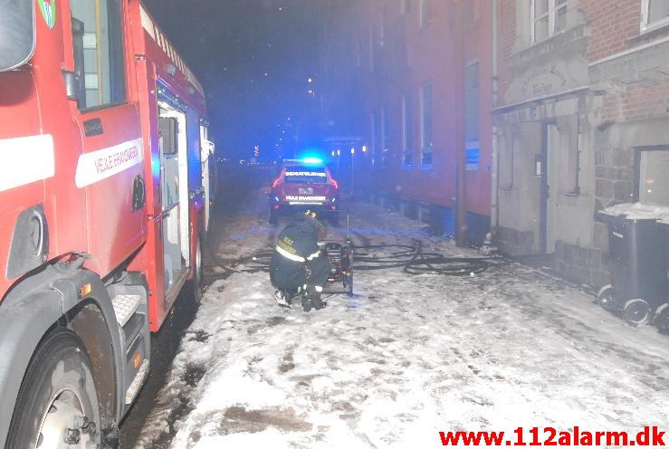 Rygning i sengen. Dæmningen 50 i Vejle. 21/03-2013. Kl. 23:38.