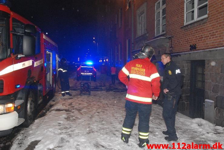 Rygning i sengen. Dæmningen 50 i Vejle. 21/03-2013. Kl. 23:38.