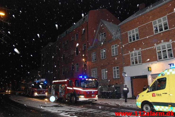 Rygning i sengen. Dæmningen 50 i Vejle. 21/03-2013. Kl. 23:38.