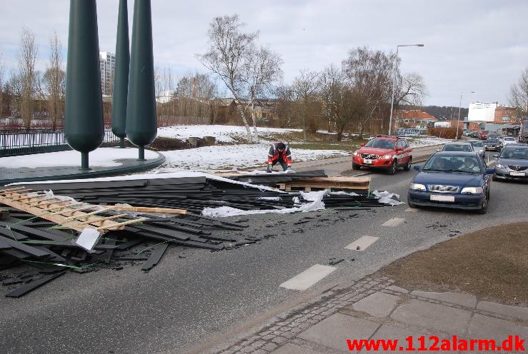 Smed hele læsset. Ibæk Strandvej i Vejle. 25/03-2013. Kl. 15:33.