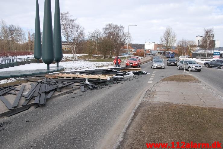 Smed hele læsset. Ibæk Strandvej i Vejle. 25/03-2013. Kl. 15:33.