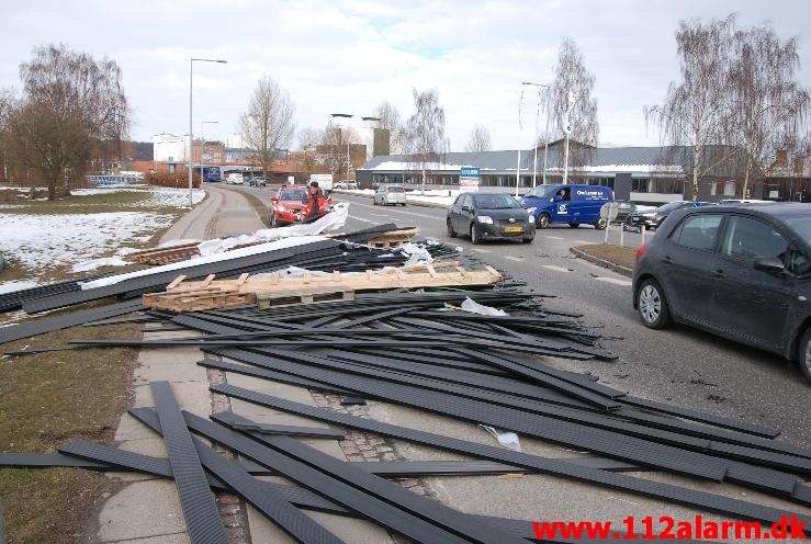 Smed hele læsset. Ibæk Strandvej i Vejle. 25/03-2013. Kl. 15:33.