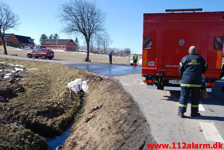 Tabte 1000 liter olie på vejen. Rugstedvej ved Ødested. 01/04-2013. Kl. 11:10.