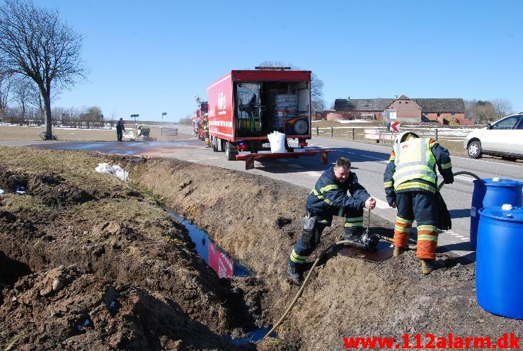 Tabte 1000 liter olie på vejen. Rugstedvej ved Ødested. 01/04-2013. Kl. 11:10.