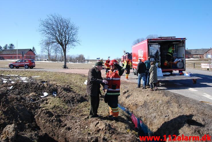 Tabte 1000 liter olie på vejen. Rugstedvej ved Ødested. 01/04-2013. Kl. 11:10.