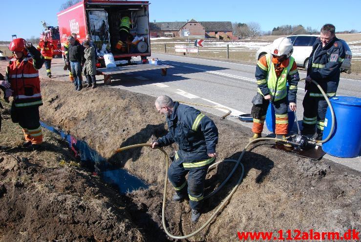 Tabte 1000 liter olie på vejen. Rugstedvej ved Ødested. 01/04-2013. Kl. 11:10.