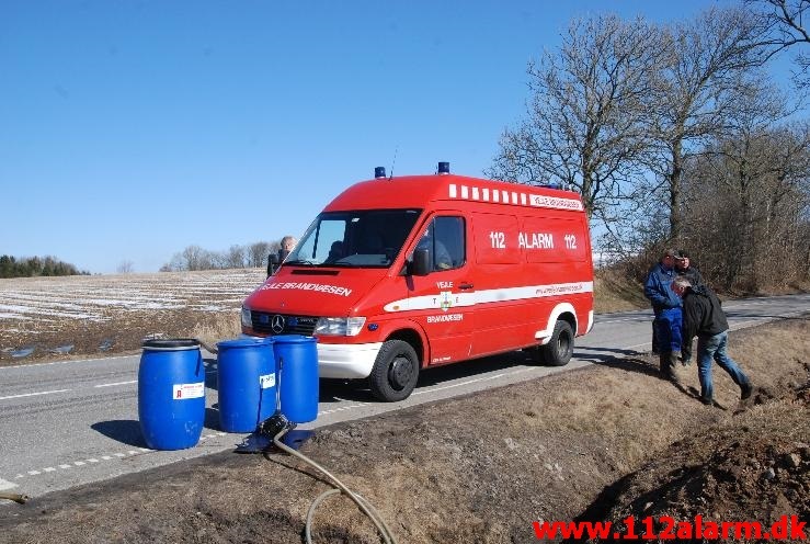 Tabte 1000 liter olie på vejen. Rugstedvej ved Ødested. 01/04-2013. Kl. 11:10.