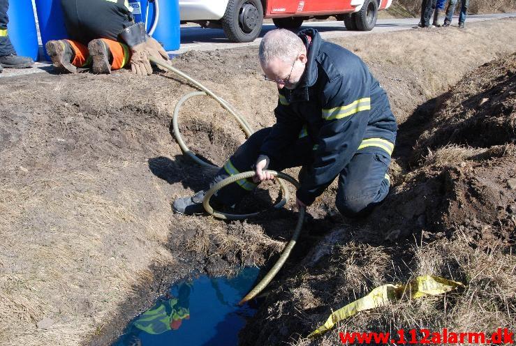 Tabte 1000 liter olie på vejen. Rugstedvej ved Ødested. 01/04-2013. Kl. 11:10.