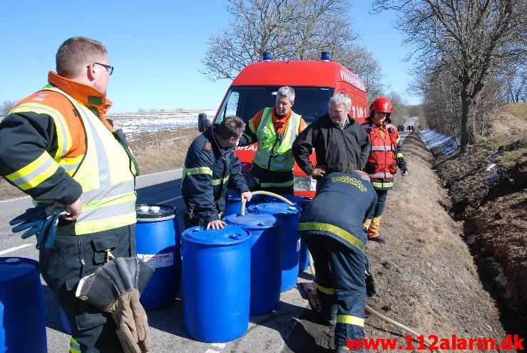 Tabte 1000 liter olie på vejen. Rugstedvej ved Ødested. 01/04-2013. Kl. 11:10.