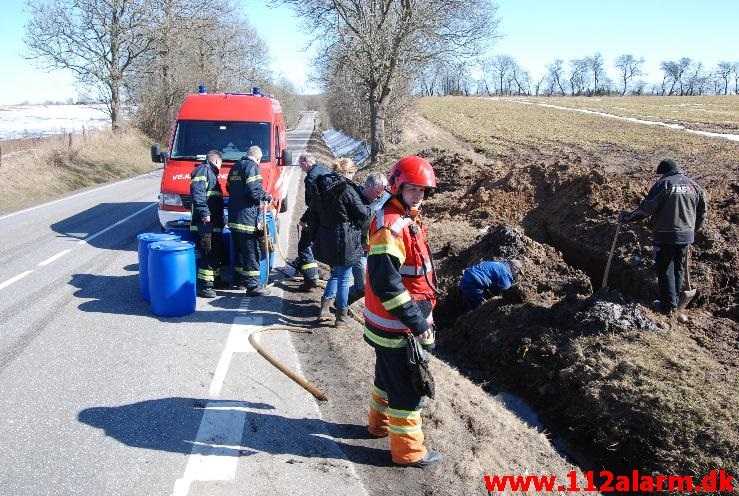 Tabte 1000 liter olie på vejen. Rugstedvej ved Ødested. 01/04-2013. Kl. 11:10.