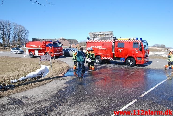 Tabte 1000 liter olie på vejen. Rugstedvej ved Ødested. 01/04-2013. Kl. 11:10.