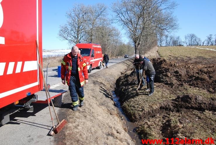 Tabte 1000 liter olie på vejen. Rugstedvej ved Ødested. 01/04-2013. Kl. 11:10.