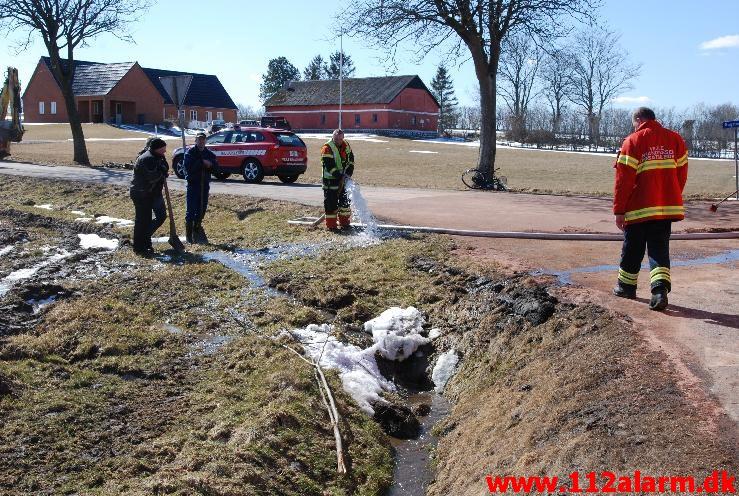 Tabte 1000 liter olie på vejen. Rugstedvej ved Ødested. 01/04-2013. Kl. 11:10.