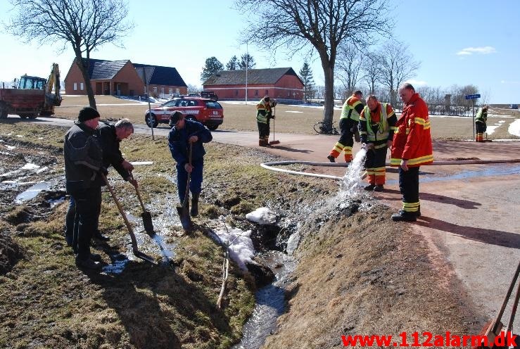 Tabte 1000 liter olie på vejen. Rugstedvej ved Ødested. 01/04-2013. Kl. 11:10.