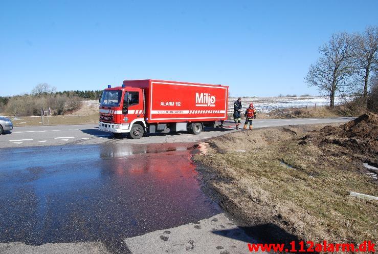 Tabte 1000 liter olie på vejen. Rugstedvej ved Ødested. 01/04-2013. Kl. 11:10.