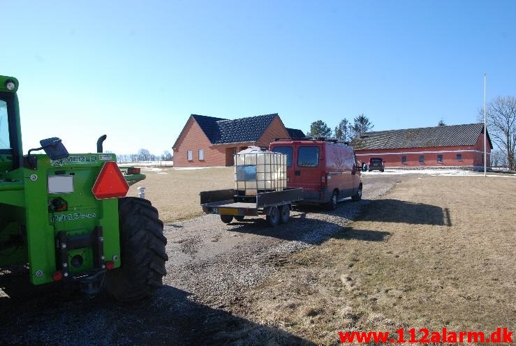 Tabte 1000 liter olie på vejen. Rugstedvej ved Ødested. 01/04-2013. Kl. 11:10.