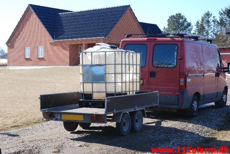 Tabte 1000 liter olie på vejen. Rugstedvej ved Ødested. 01/04-2013. Kl. 11:10.