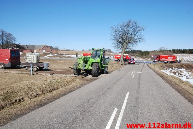 Tabte 1000 liter olie på vejen. Rugstedvej ved Ødested. 01/04-2013. Kl. 11:10.