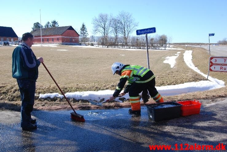 Tabte 1000 liter olie på vejen. Rugstedvej ved Ødested. 01/04-2013. Kl. 11:10.