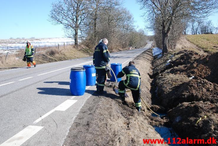 Tabte 1000 liter olie på vejen. Rugstedvej ved Ødested. 01/04-2013. Kl. 11:10.