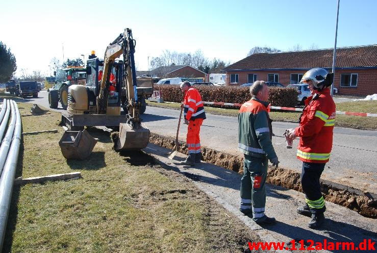 Gravemaskine gravede gas Ledning over. Lundahl Nielsens Vej i Vinding. 03/04-2013. Kl. 10:44.