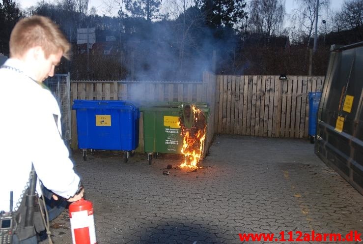 Brand i Container. Svendsgade 22 i Vejle. 08/04-2013. Kl. 20:08.