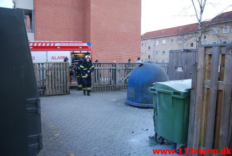 Brand i Container. Svendsgade 22 i Vejle. 08/04-2013. Kl. 20:08.