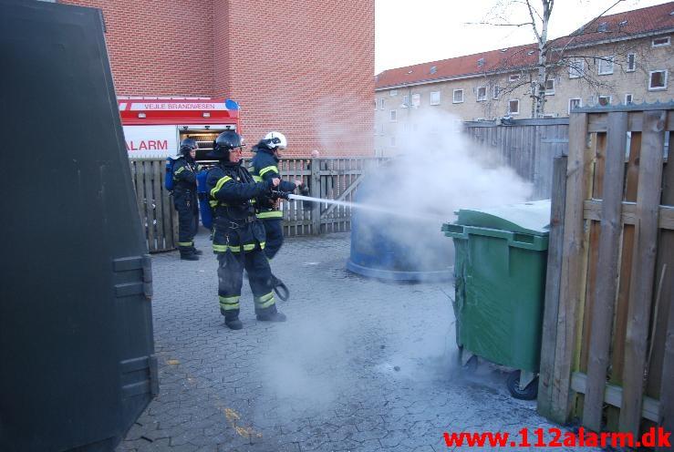 Brand i Container. Svendsgade 22 i Vejle. 08/04-2013. Kl. 20:08.