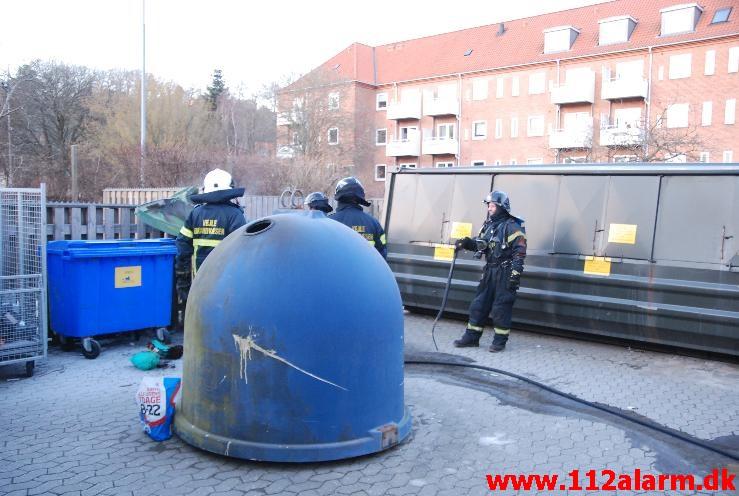 Brand i Container. Svendsgade 22 i Vejle. 08/04-2013. Kl. 20:08.