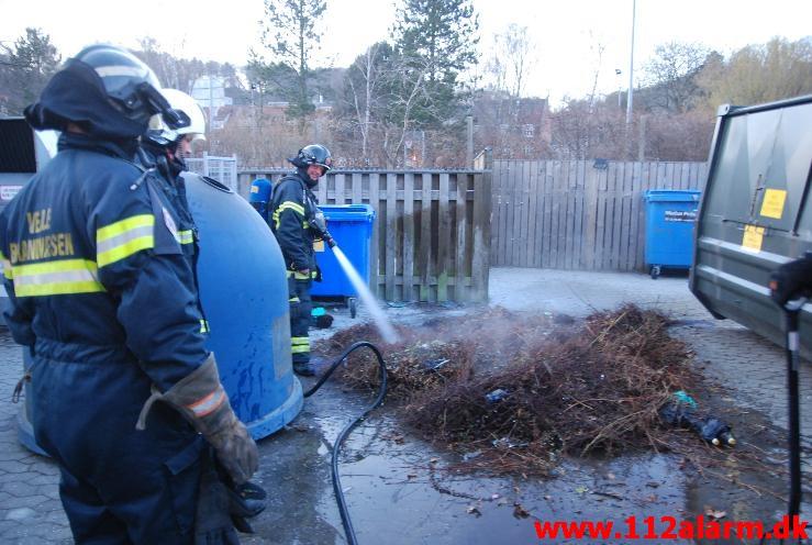 Brand i Container. Svendsgade 22 i Vejle. 08/04-2013. Kl. 20:08.