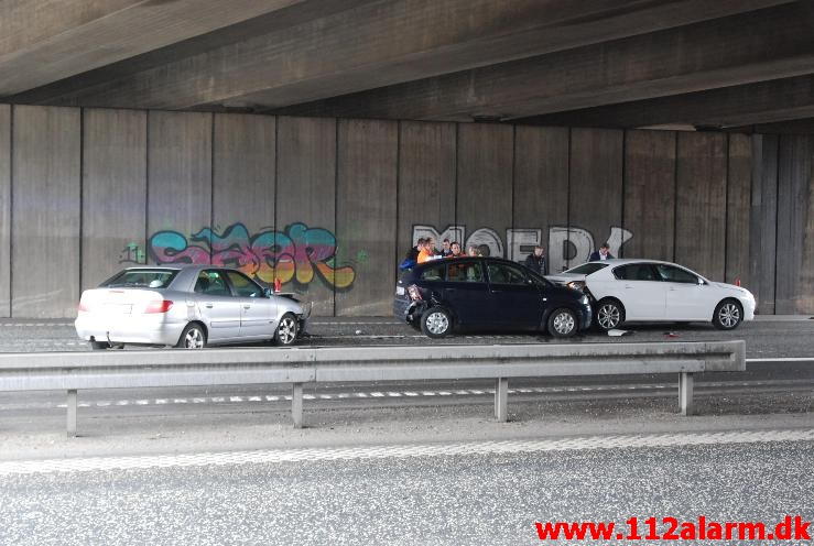 3 Skadet biler spærrede den halve Motorvejen. Motorvejen E45 ved Vejle. 12/04-2013. Kl. 16:43.