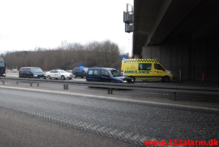 3 Skadet biler spærrede den halve Motorvejen. Motorvejen E45 ved Vejle. 12/04-2013. Kl. 16:43.