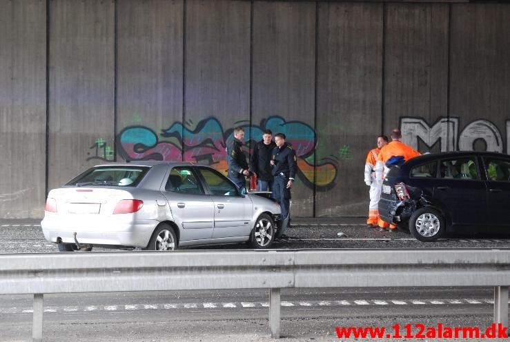 3 Skadet biler spærrede den halve Motorvejen. Motorvejen E45 ved Vejle. 12/04-2013. Kl. 16:43.
