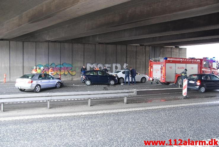 3 Skadet biler spærrede den halve Motorvejen. Motorvejen E45 ved Vejle. 12/04-2013. Kl. 16:43.