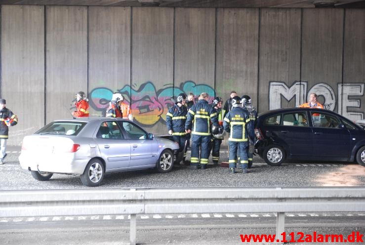 3 Skadet biler spærrede den halve Motorvejen. Motorvejen E45 ved Vejle. 12/04-2013. Kl. 16:43.