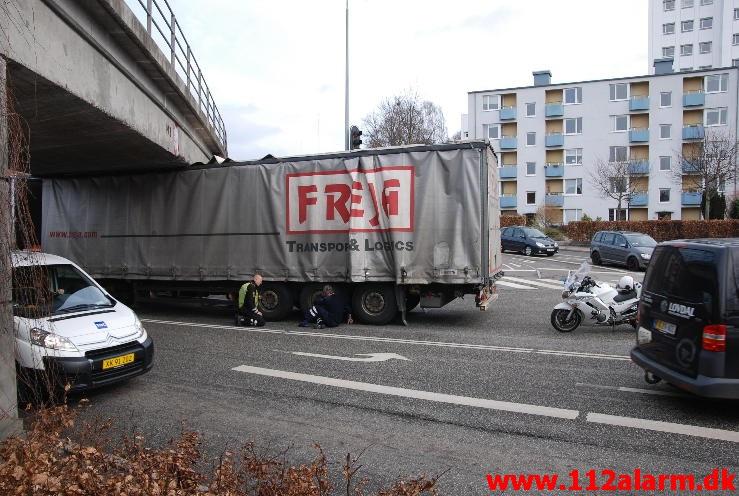 Bulgarsk lastbil ramte broen. Skovgade i Vejle. 18/04-2013. Kl. 9:21.