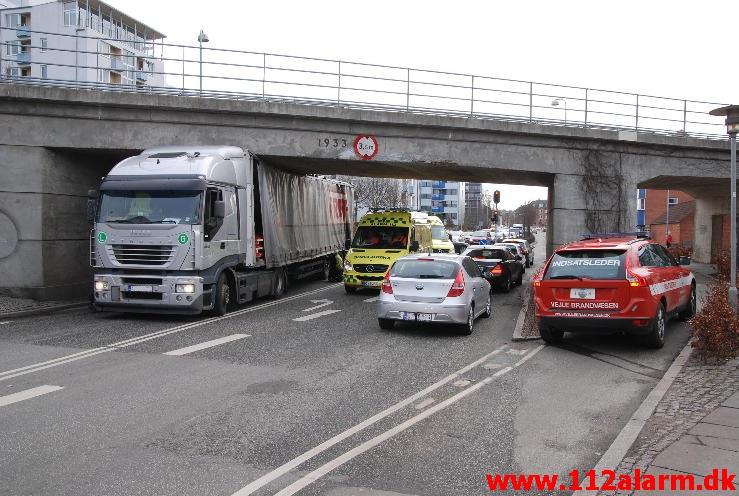 Bulgarsk lastbil ramte broen. Skovgade i Vejle. 18/04-2013. Kl. 9:21.