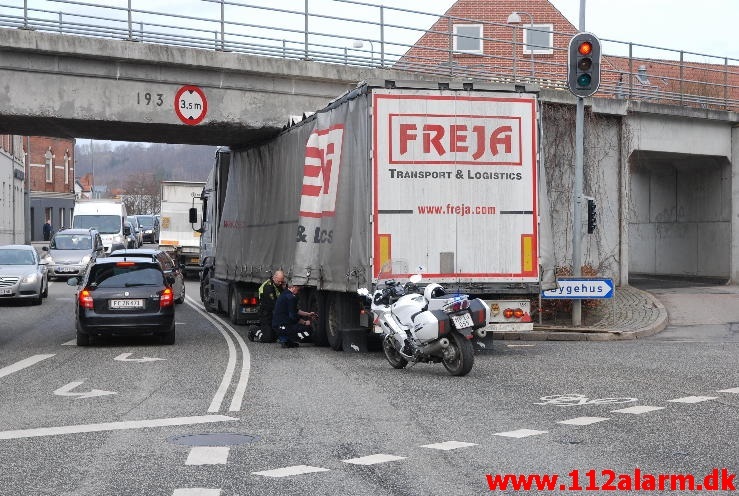 Bulgarsk lastbil ramte broen. Skovgade i Vejle. 18/04-2013. Kl. 9:21.