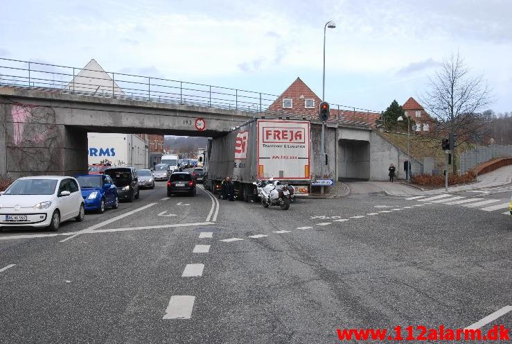 Bulgarsk lastbil ramte broen. Skovgade i Vejle. 18/04-2013. Kl. 9:21.