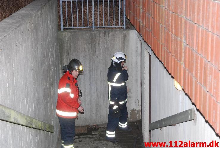 Sat ild til dør og dørkarm. Løget Høj 10b i Vejle. 24/04-2013. Kl. 02:26.